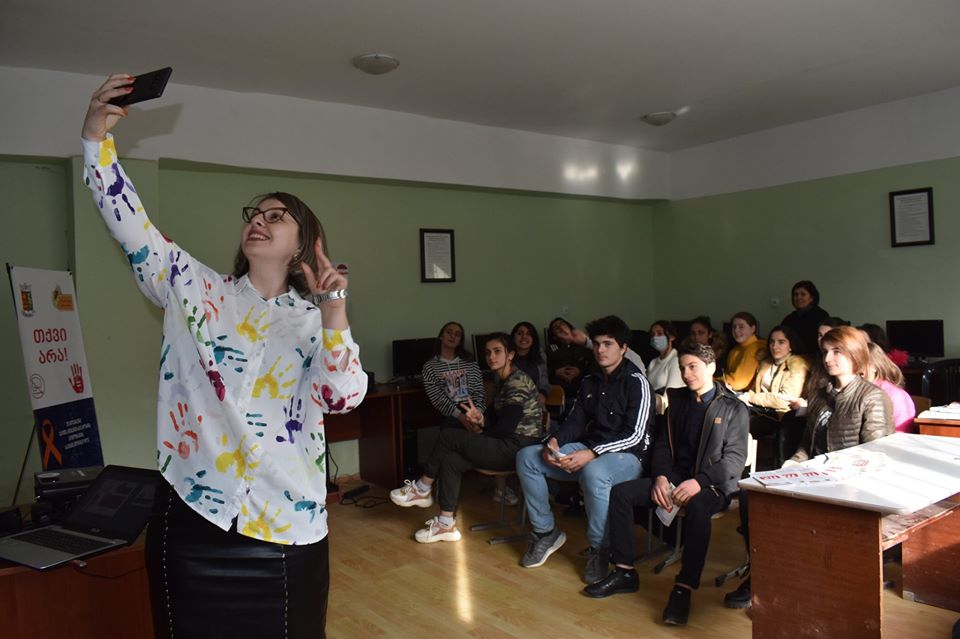 მრგვალი მაგიდა ქალთა მიმართ და ოჯახში ძალადობის საკითხებზე