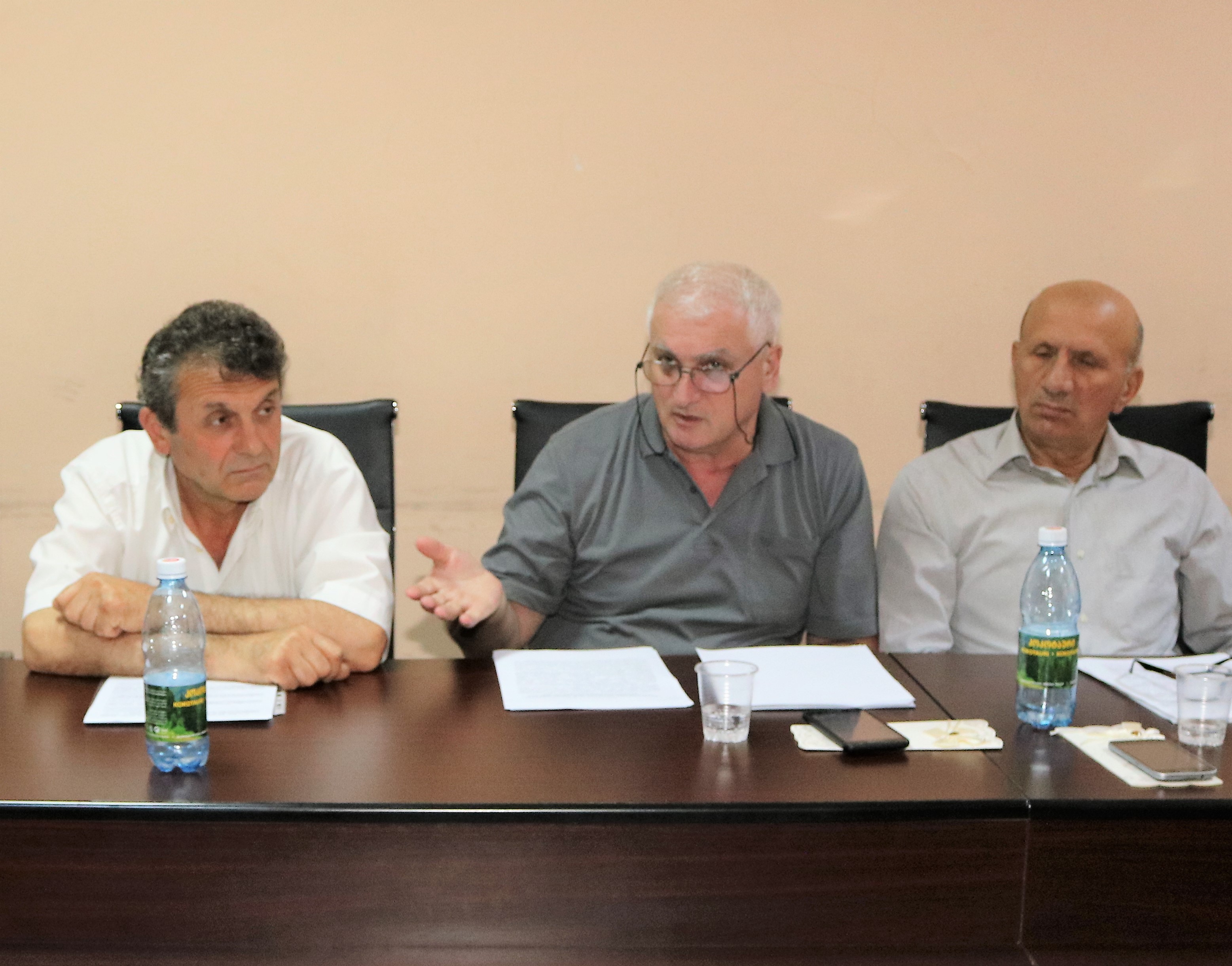 საკრებულოს №01-06/08 მორიგ სხდომაზე დღის წერიგით გათვალისწინებული თოთხმეტი საკითხი განიხილეს