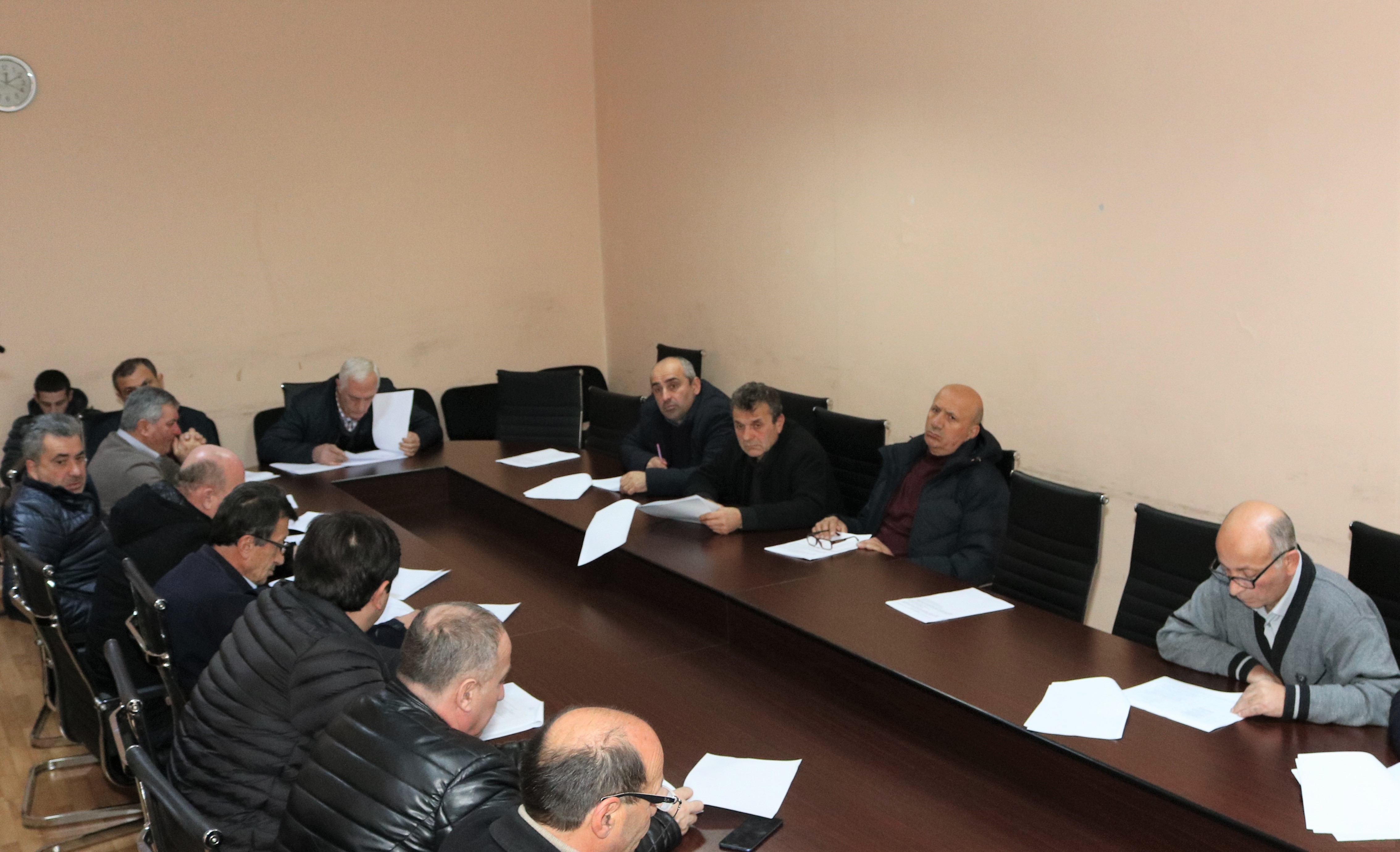 ქედის მუნიციპალიტეტის საკრებულოში 2018 წლის 25 დეკემბერს N01-06/21 რიგგარეშე სხდომაზე ორი საკითხი განიხილეს
