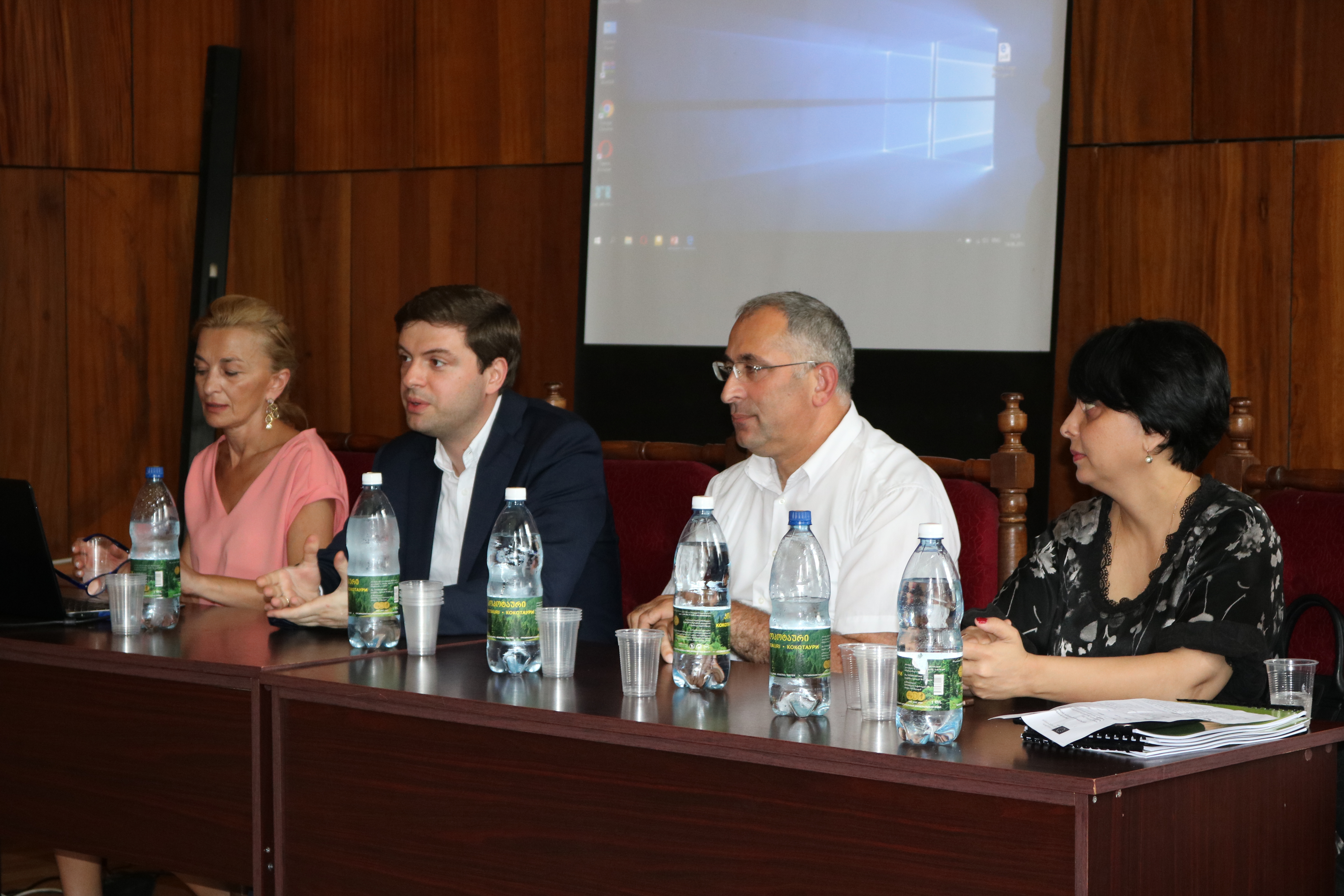შეხვედრა ცენტრალური და ადგილობრივი ხელისუფლების წარმომადგენლებთან