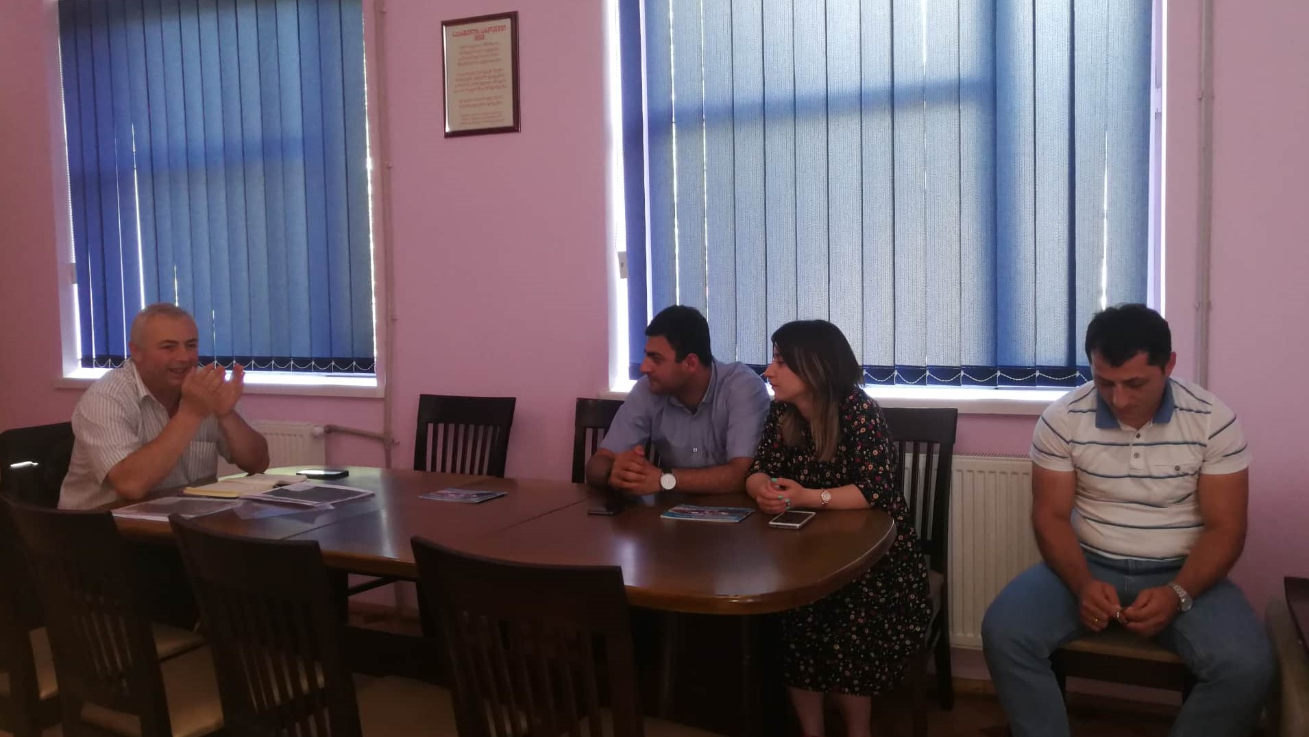 მერმა კონკურსში გამარჯვებული მოხელეები თანამშრომლებს წარუდგინა