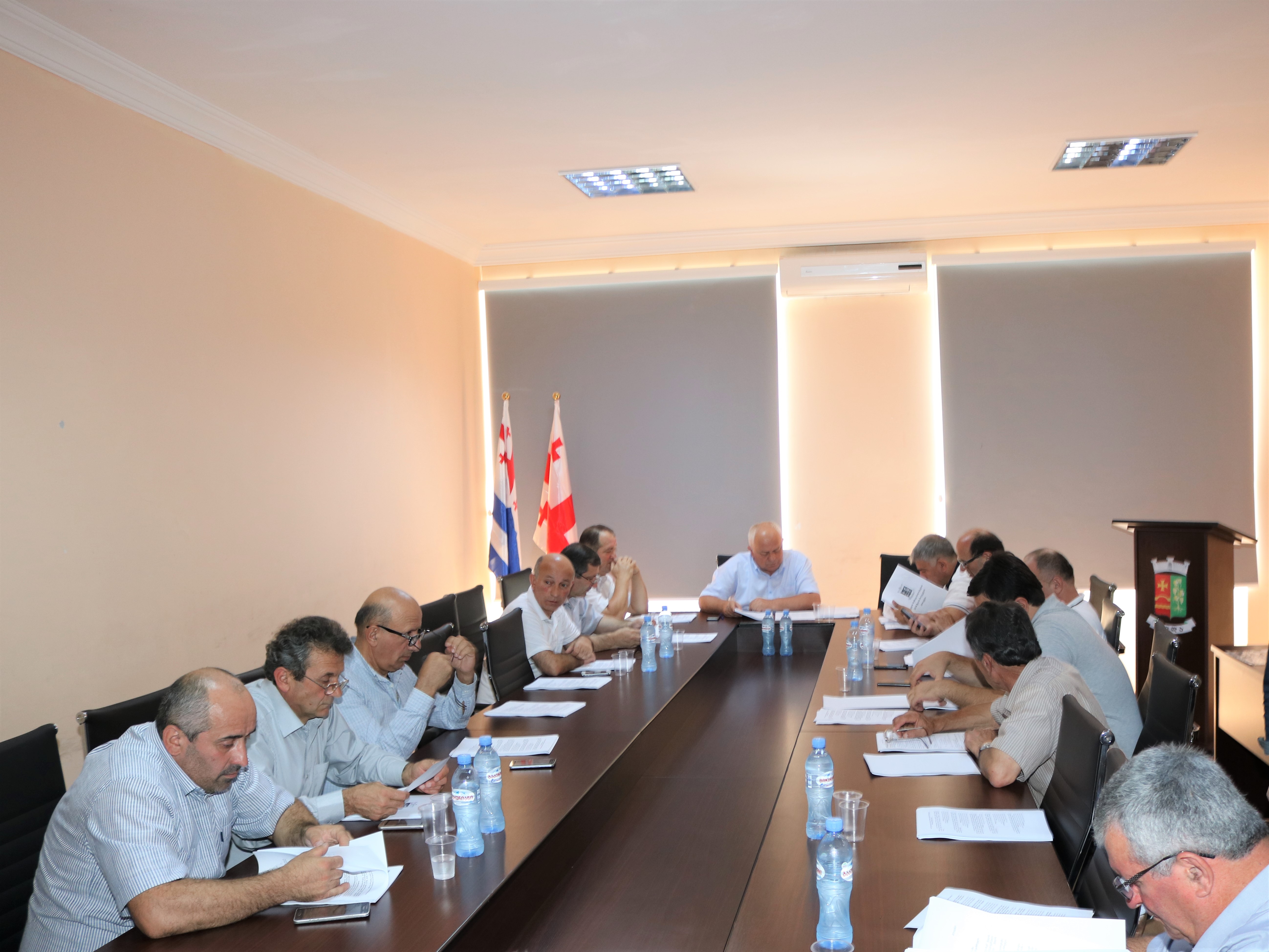 ქედის მუნიციპალიტეტის საკრებულოს №01-06/09 რიგგარეშე სხდომაზე დღის წერიგით გათვალისწინებული ხუთი საკითხი განიხილეს