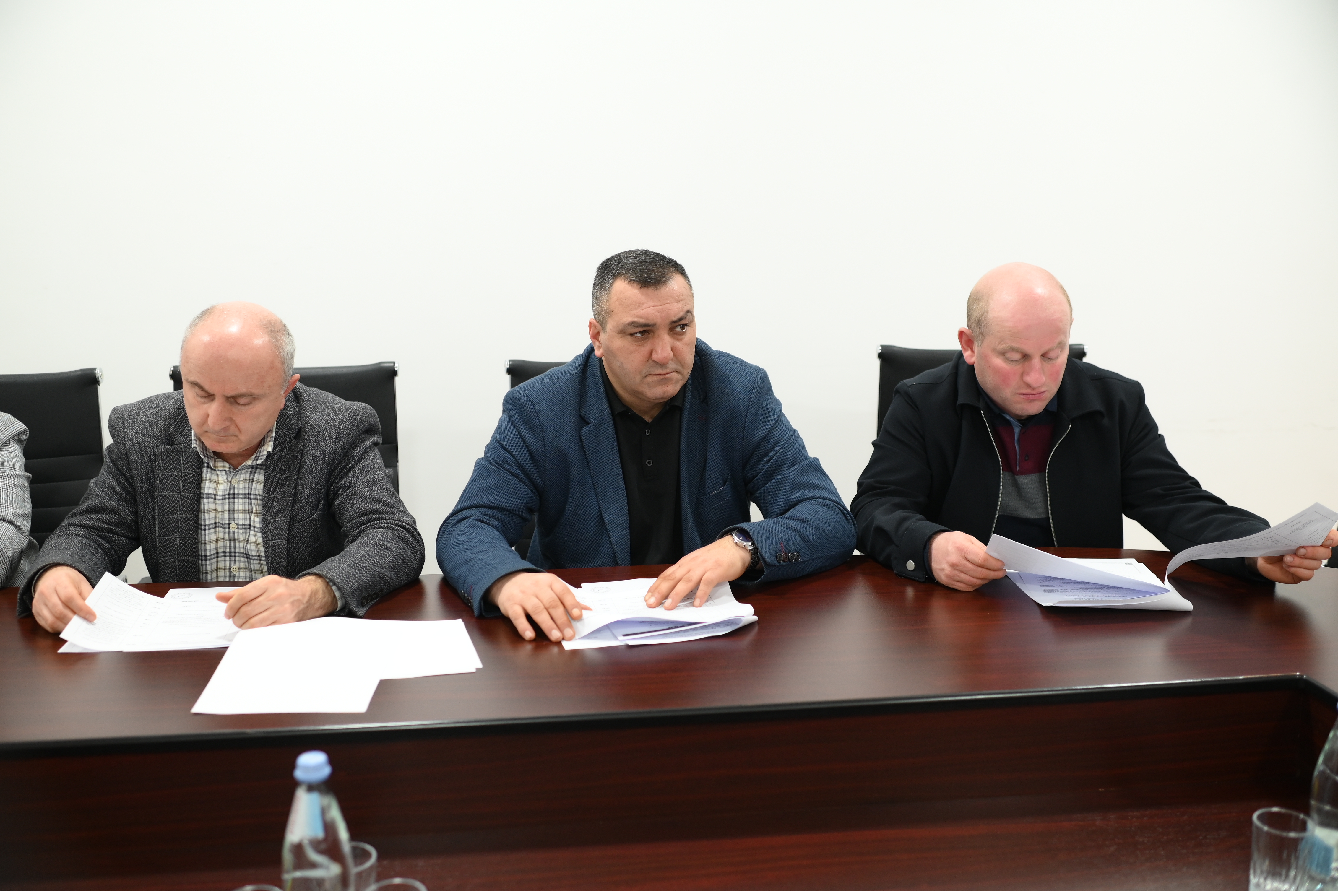 საკრებულომ რიგგარეშე სხდომაზე 2026 წლის ადგილობრივ ბიუჯეტში შესატანი ცვლილებები განიხილა