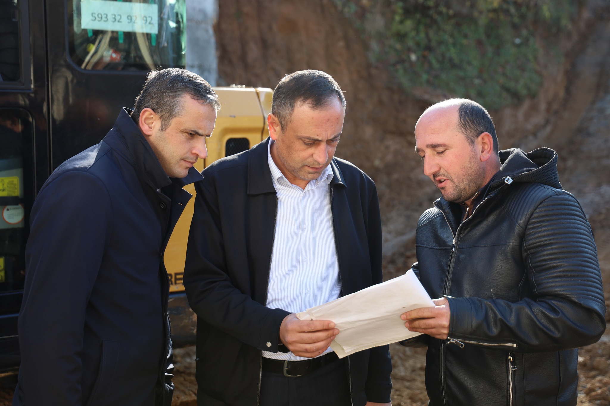  ქედის მუნიციპალიტეტის მერმა მამუკა თურმანიძემ, სოფელ ქედაში ფერდსამაგრი კედლის მოწყობის სამუშაოები დაათვალიერა