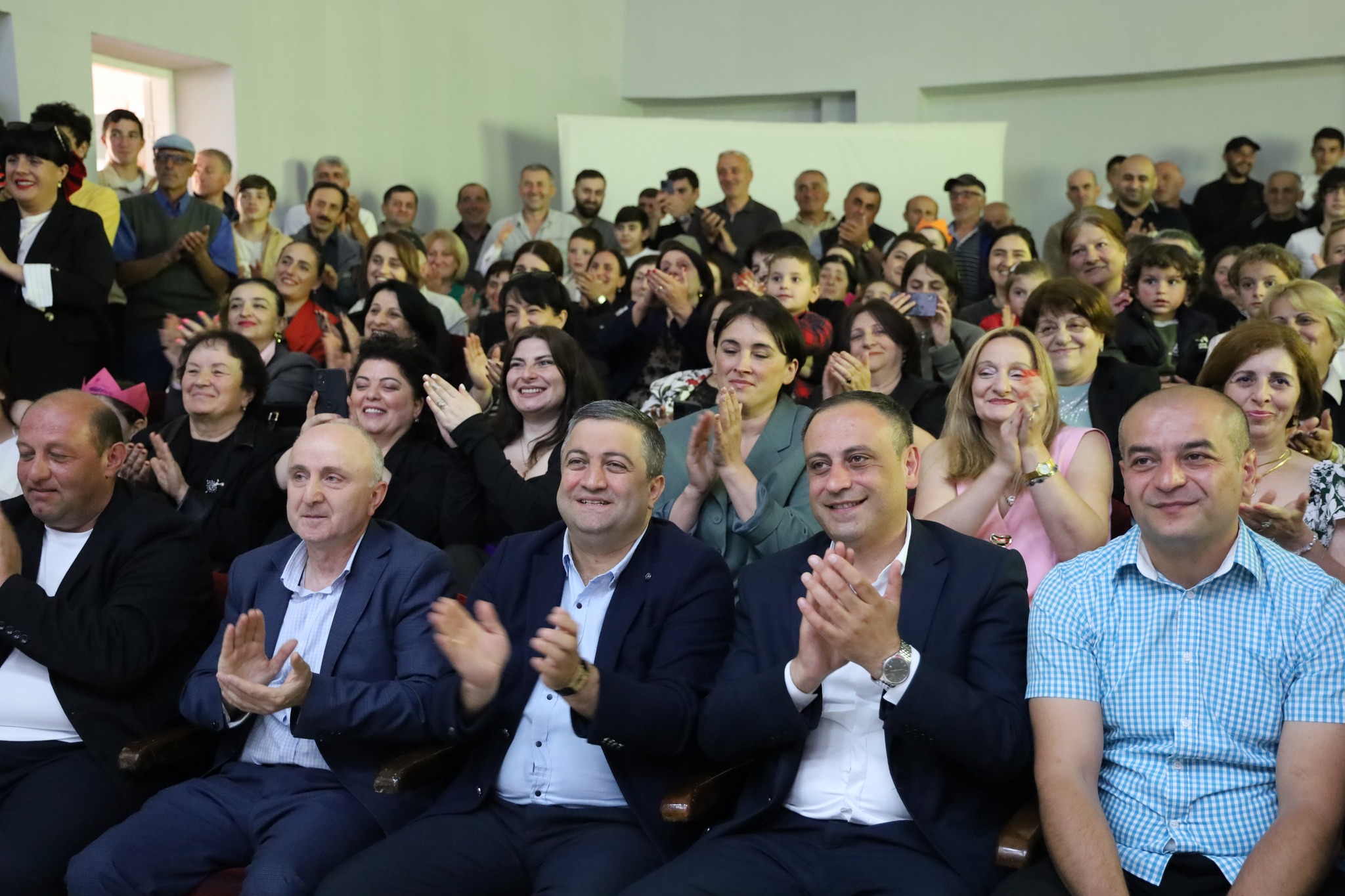 დღეს, მე-12 კლასის მოსწავლეებისათვის ბოლო ზარი დაირეკა