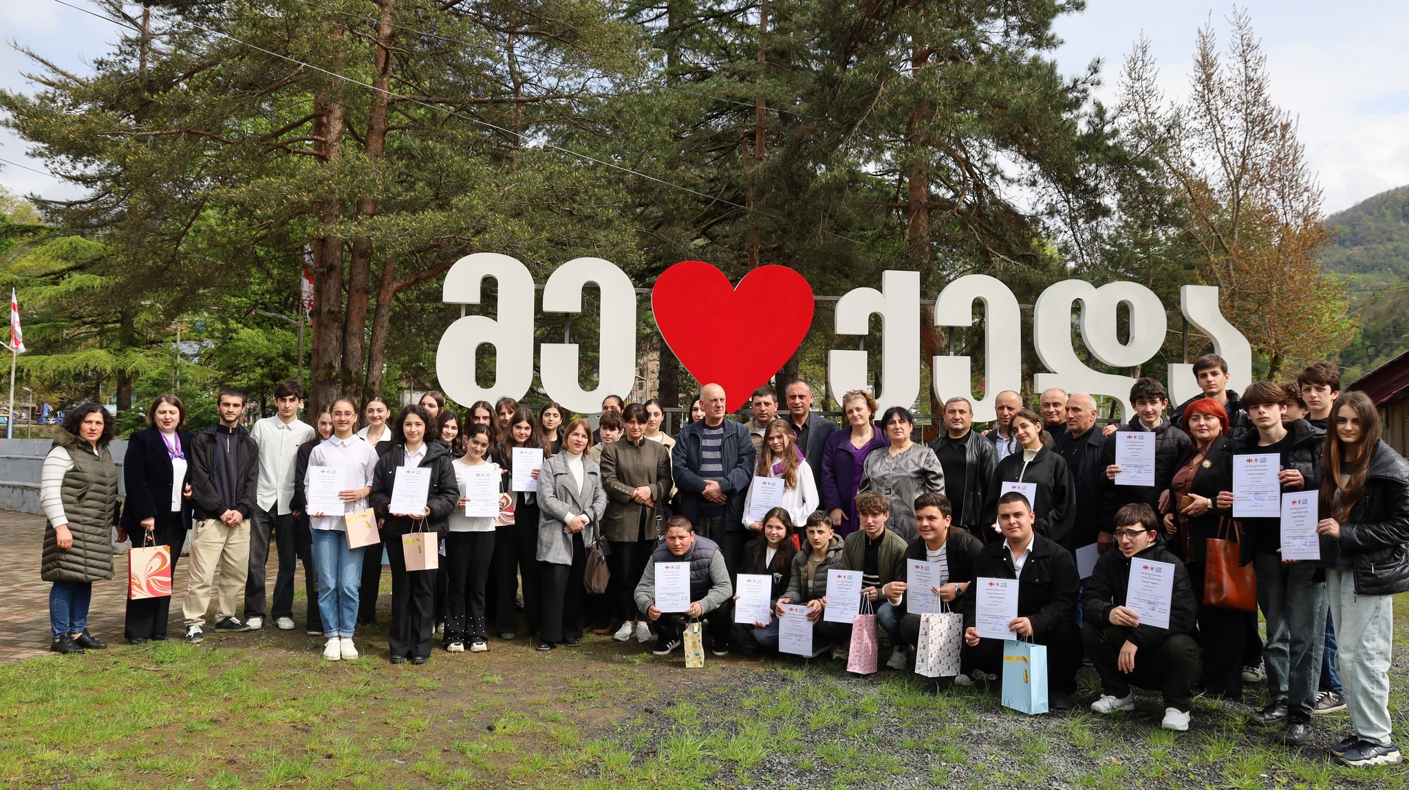 ქედის მუნიციპალიტეტის მერმა მამუკა თურმანიძემ, საკრებულოს თავმჯდომარესთან ამირან ცინცაძესთან ერთად მხატვრული კითხვის კონკურსში გამარჯვებული მოსწავლეები დააჯილდოვა