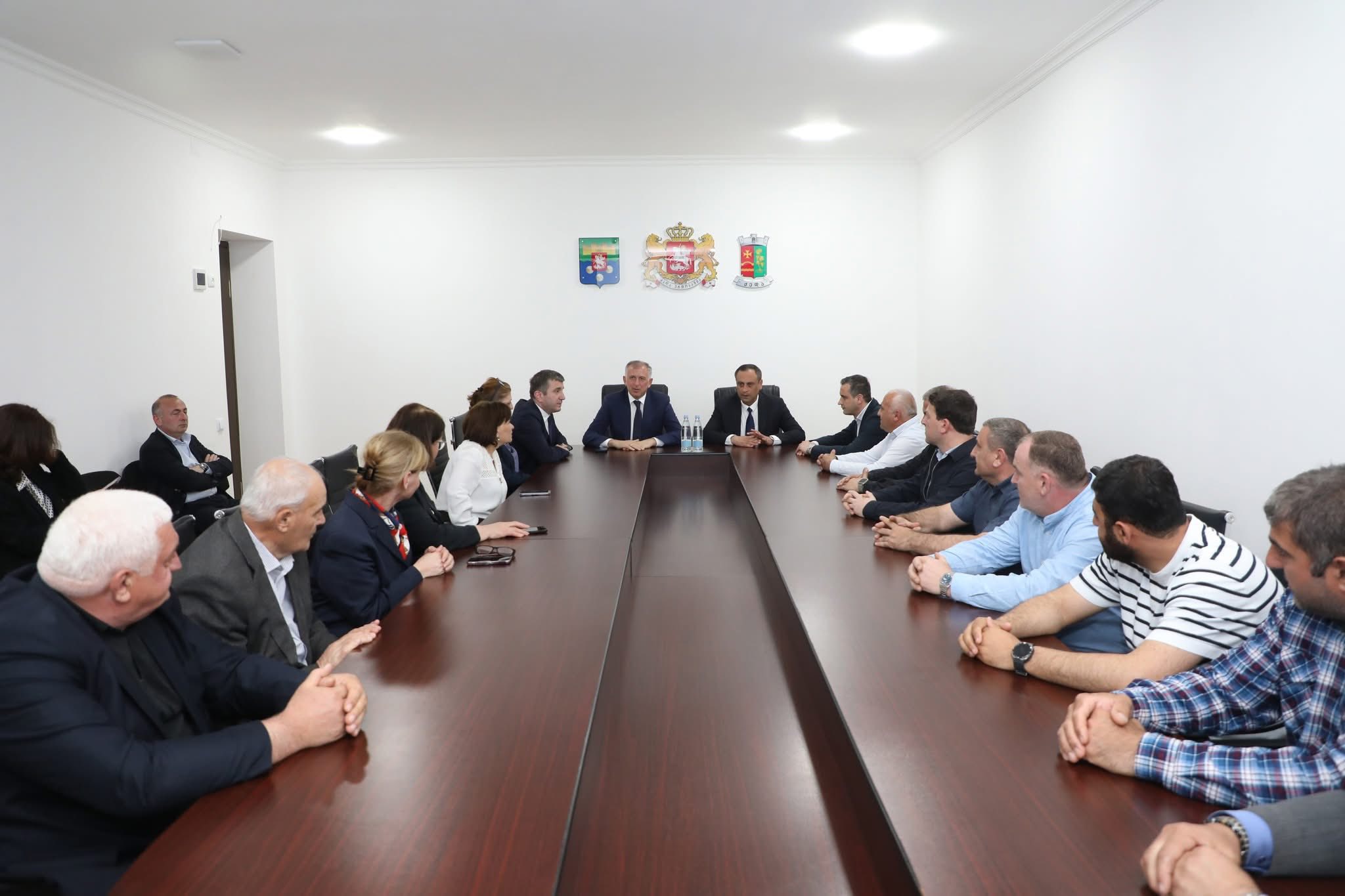 აჭარის მთავრობის თავმჯდომარემ ზურაბ პატარაძემ ქედის მუნიციპალიტეტის მერიისა და საკრებულოს ხელმძღვანელ პირებთან სამუშაო შეხვედრა გამართა