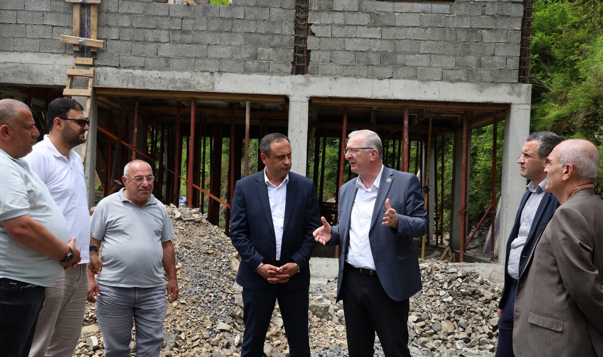 ქედის მერმა სოფელ დოლოგანში და პირველ მაისში ძველი სახლის ახლით ჩანაცვლების პროგრამის ფარგლებში, საცხოვრებელი სახლის სამშენებლო სამუშაოები დაათვალიერა