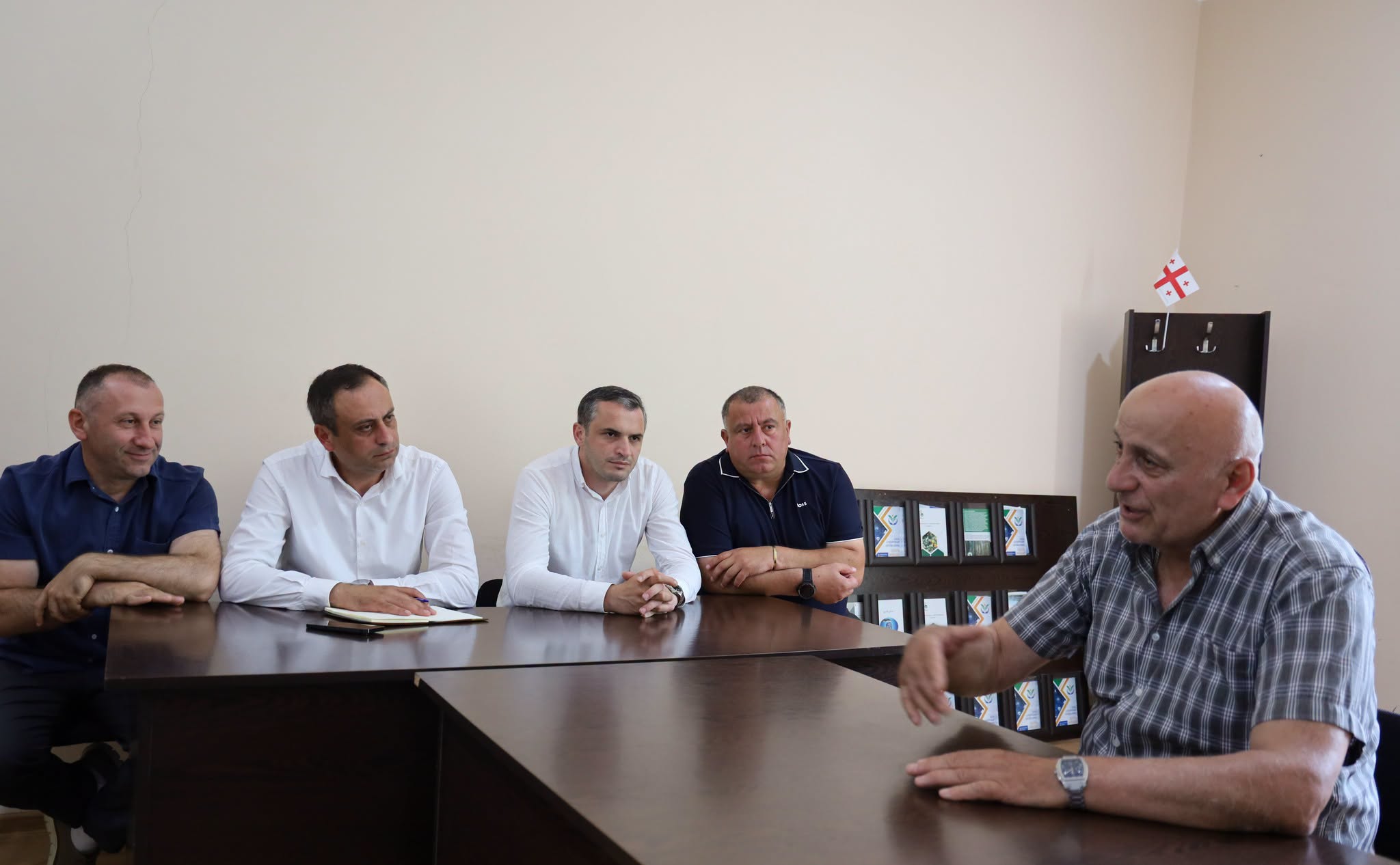 ქედის მუნიციპალიტეტის მერმა მამუკა თურმანიძემ დოლოგნის ადმინისტრაციულ ერთეულში, წარმომადგენელთან და სპეციალისტებთან გასვლითი სამუშაო შეხვედრა გამართა