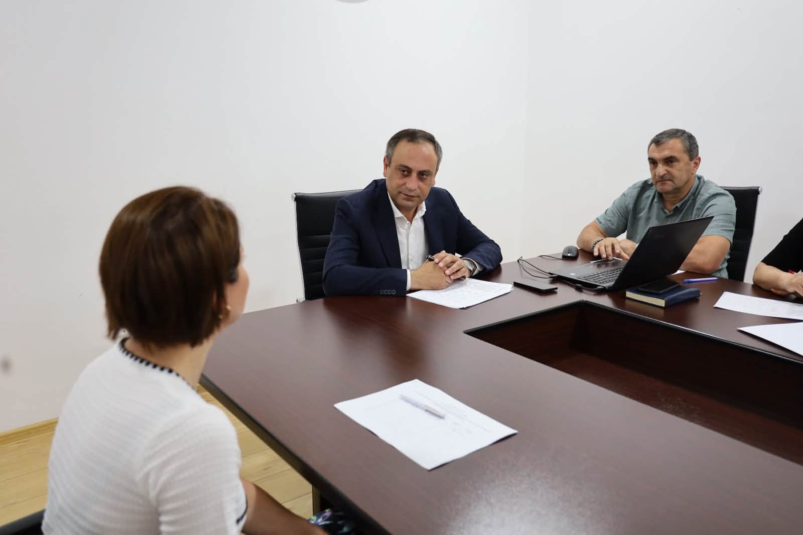 ქედის მუნიციპალიტეტის მერი მამუკა თურმანიძე, კომისიის წევრებთან ერთად, ქალთა სოციალურ-ეკონომიკური გაძლიერება/ხელშეწყობის პროგრამის იდეის ავტორებს გაესაუბრა