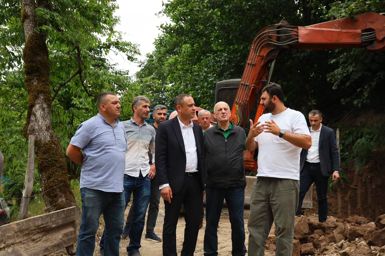 ქედის მუნიციპალიტეტის მერმა მამუკა თურმანიძემ, საკრებულოს თავმჯდომარე ამირან ცინცაძესთან ერთად, ინფრასტრუქტურული პროექტების ფარგლებში მიმდინარე სამშენებლო სამუშაოები დაათვალიერა
