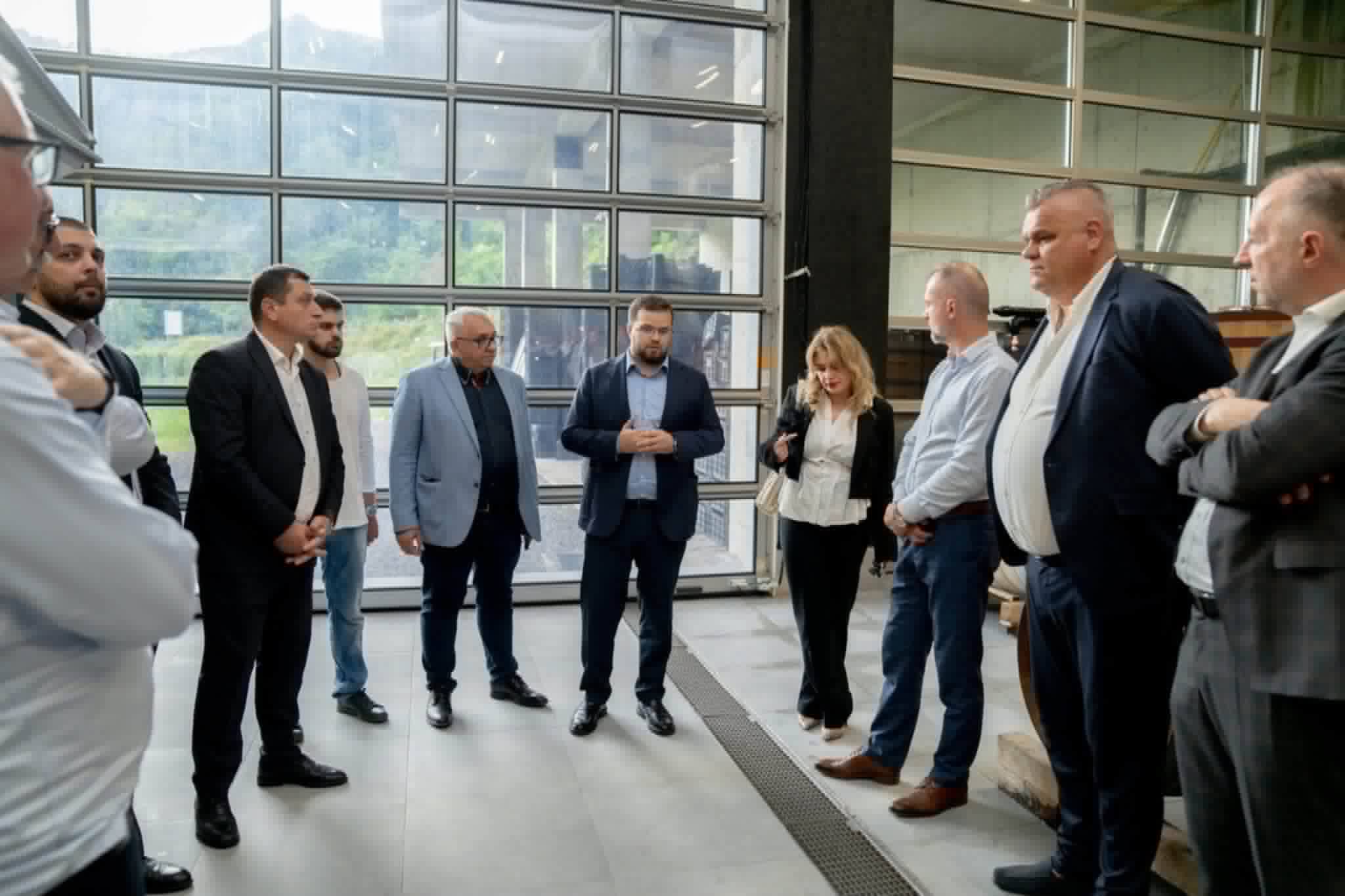 ქედის მუნიციპალიტეტის მერმა მამუკა თურმანიძემ, აჭარის სოფლის მეურნეობისა და გარემოს დაცვის  მინისტრ დენის სალუქვაძესთან ერთად, პოლონეთის რესპუბლიკის ქვემო სილეზიის სავოევოდოს დელეგაციის წევრებთან ერთად ქედის მუნიციპალიტეტის სოფელ მახუნცეთში  ძმები ავალიანების მარანი დაათვალიერა