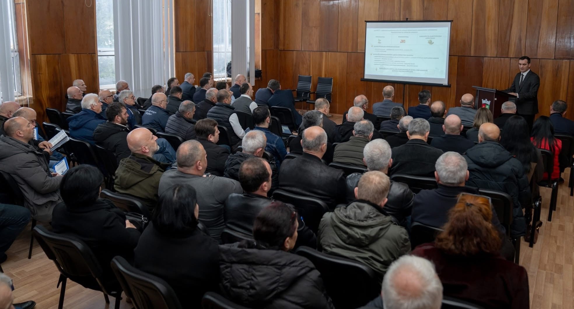 აჭარის სოფლის მეურნეობის მინისტრი დენის სალუქვაძე და ქედის მუნიციპალიტეტის მერი მამუკა თურმანიძე ადგილობრივ მეწარმეებს შეხვდნენ