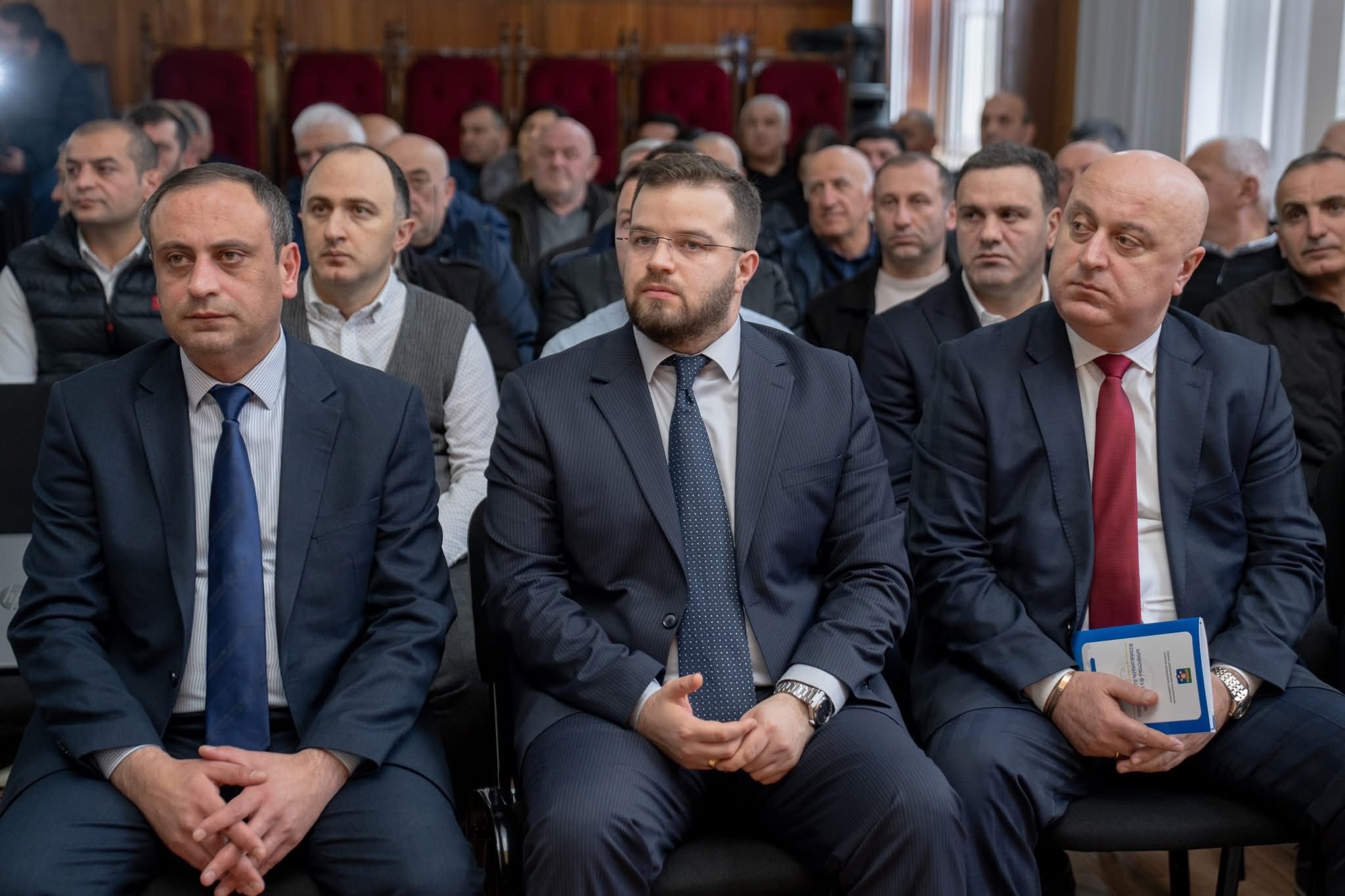 აჭარის სოფლის მეურნეობის მინისტრი დენის სალუქვაძე და ქედის მუნიციპალიტეტის მერი მამუკა თურმანიძე ადგილობრივ მეწარმეებს შეხვდნენ